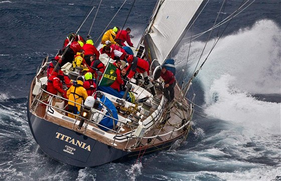 TITANIA. Robin Knox-Johnston se do Hobartu plavil na palub dvacetimetrové jachty.