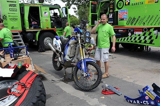 Jan Veselý ped startem Dakaru 2011