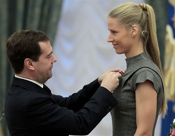 Ruský prezident Dmitrij Medvedv pedává bývalé tenistce Jelen Dementvové ád za zásluhy.