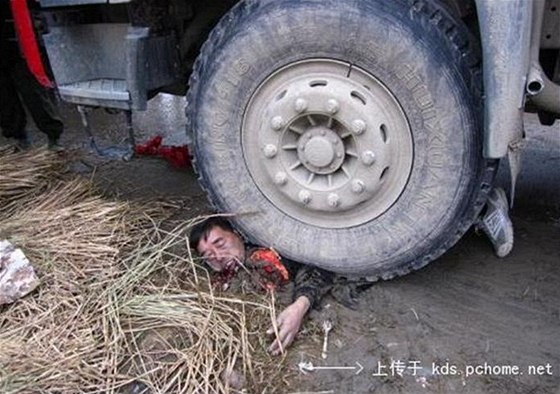 Nehoda, nebo vrada? Tyto fotografie aktivisty chien Jün-chueje vyvolaly poplach na ínském internetu