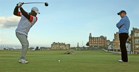 Jednonohý golfista Manuel De Los Santos v St. Andrews.