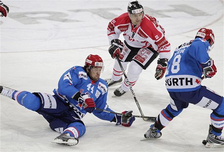 Kanaan Joel Kwiatkowski (uprosted) a Sergej Brylin s Denisem Denisovem ve finlovm utkn hokejovho Spenglerova pohru.