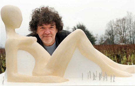 Socha Michel Audiard s modelem sv sochy Femme-Loire
