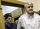 Bývalý spolumajitel Jukosu Platon Lebedv pichází k soudu (30. prosince 2010)