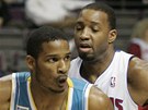 Trevor Ariza (vlevo) v dresu New Orleans Hornets obchází Tracyho McGradyho z Detroitu Pistons.
