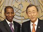 Youssoufou Bamba (vlevo) s generlnm tajemnkem OSN Pan Ki-munem (29. prosince 2010)
