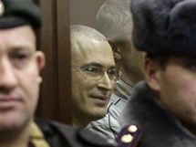 Bval majitel Jukosu Michail Chodorkovskij u soudu (30. prosince 2010)