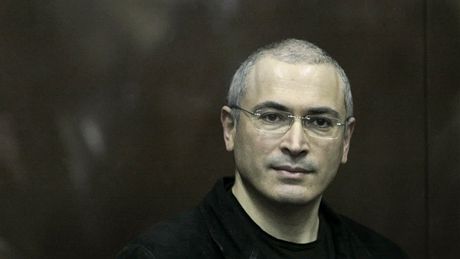 Bývalý majitel Jukosu Michail Chodorkovskij u soudu (30. prosince 2010)