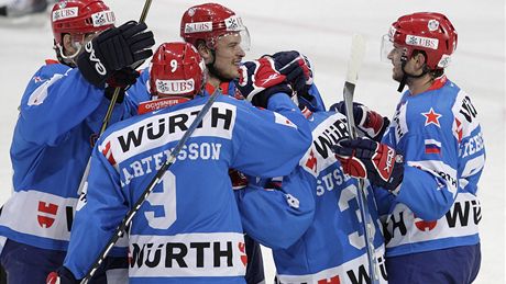 Hokejisté Petrohradu se radují ve finálovém utkání Spenglerova poháru proti Kanadě. Druhý zprava střelc branky Sušinskij.