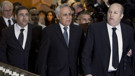 Nkdejí izraelský prezident Moe Kacav (uprosted) pijídí k budov soudu (30. prosince 2010)