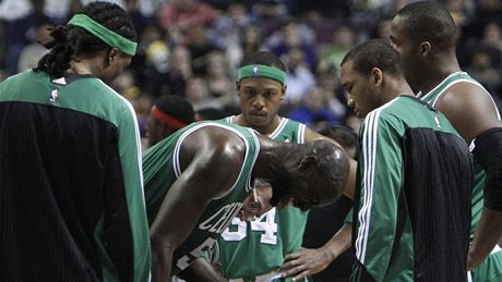 Kevin Garnett (v pedklonu) z Bostonu Celtics bezprostedn o svém zranní 