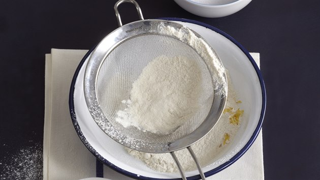 Do m�sy prosijeme mouku, vm�ch�me do n� zbyl� cukr a citronovou k�ru. 