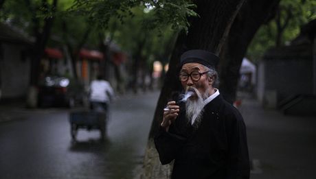 ínský staík si vychutnává cigaretu. Ilustraní foto