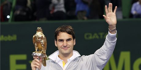 vcarsk tenista Roger Federer zdrav divky s vtznou trofej na turnaji Dauh.