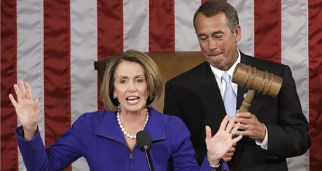 John Boehner a Nancy Pelosiov pi prvnm zasedn Kongresu v novm sloen (5. ledna 2011)