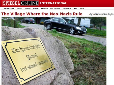 Pozlacená cedule u nmecké obce, kterou ovládli neonacisté, hlásá heslo NPD.