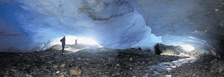 Hradet speleologov v jeskyni na picberkch
