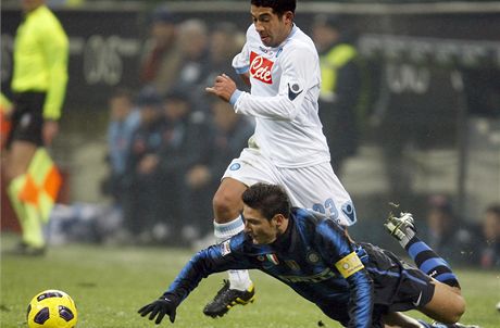 Stedopola Neapole Guevara Gargano bojuje o mí obráncem Interu Milán Javierem Zanettim (dole). 