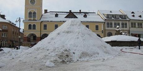 Sníh pro Krakonoše navezlo na náměstí 50 nákladních aut (foto je z úterý).