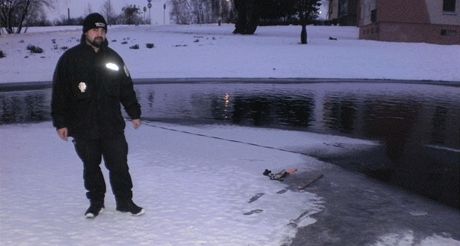 Stráník stojí u místa nehody, kde chlapec spadl do ledové vody.