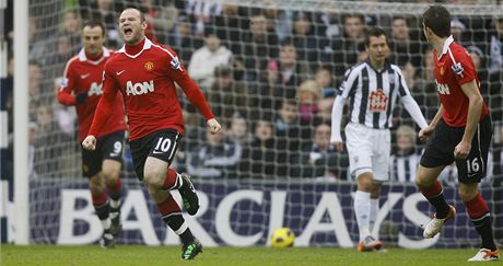 GLOV RADOST. Wayne Rooney z Manchesteru United (s slem 10) se raduje z glu, kter prv vstelil.