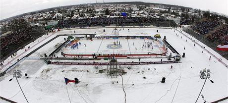 OPEN AIR. Hokejové zápasy pod irým nebem jsou v poslední dob populární a lámou divácké rekordy. Jeden v sobotu padl i ve védsku. (ilustraní foto)