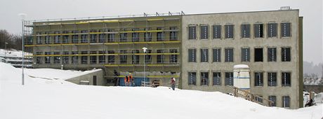 Celkový pohled na stavbu Centra technického vzdělávání v Ostrově. 
