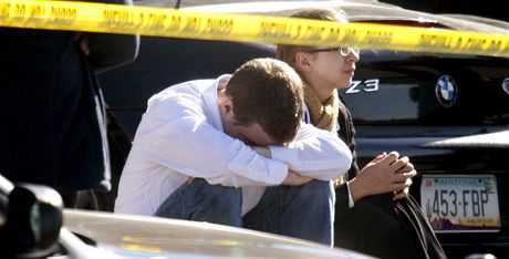 Zhroucení obyvatelé Tusconu posedávají na místě, kde střelec spustil palbu (8. ledna 2010)