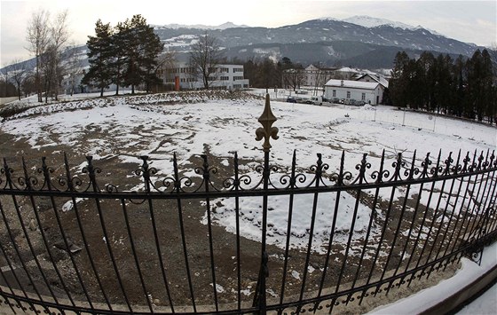 Nemocniční zahrada v rakouském městečku Hall, která skrývá stovky lidských ostatků (5. prosince 2010)