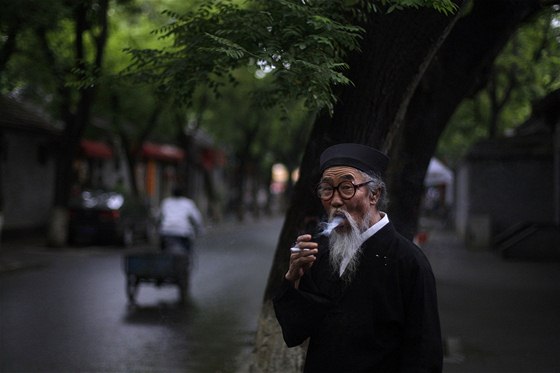 ínský staík si vychutnává cigaretu. Ilustraní foto