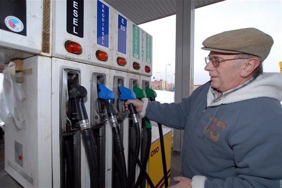 Jeden z motorist, kteí zaali tankovat nové palivo ze smsi etanolu a benzinu E85
