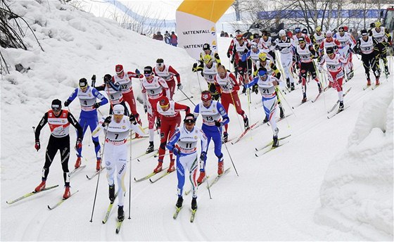 PELOTON. Lyai bhem závodu na 20 km klasicky, který je souástí Tour de Ski. Vlevo s íslem 4 Martin Jak, vpravo se 13 Luká Bauer.
