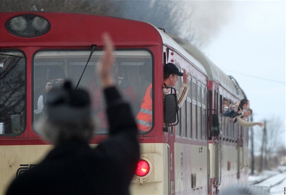 Poslední vlak z Jemnice vyjel na Silvestra 2010. Při recesistické akci se s ním rozloučily stovky lidí.