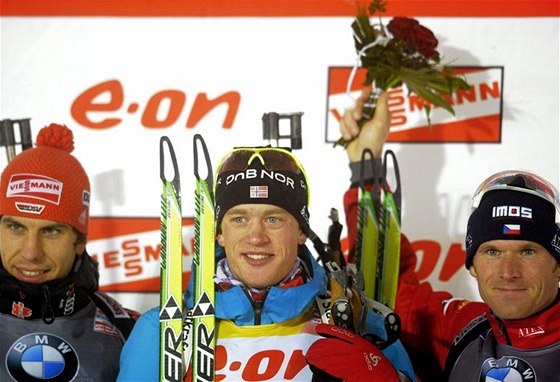 Bronzový Michal lesingr (vpravo) ze sprintu SP v Oberhofu. Uprosted vítz Tarje Bö, vlevo druhý Nmec Arnd Peiffer