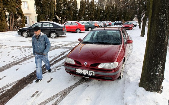 V Pražské ulici by v průběhu roku měla vzniknout nová parkovací místa.