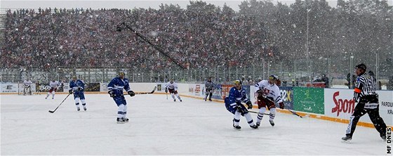 BEZ STECHY. Naposledy si pod irým nebem zahrály Pardubice s Kometou 2. ledna 2011. Te by chtl Jaromír Jágr uspoádat venku zápas Kladna.