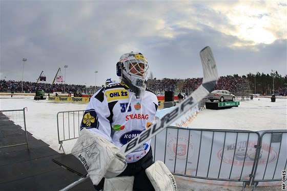 ZÁPAS POD IRÝM NEBEM. Takhle v roce 2011 picházel branká Jií Trvaj do improvizované arény, nad kterou se klenula edivá obloha.  