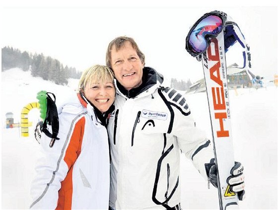 Lada Pranterová ve středisku Nassfeld s lyžařskou legendou Franzem Klammerem, který pochází z Korutan a po skončení kariéry se stal jednou z tváří regionu.