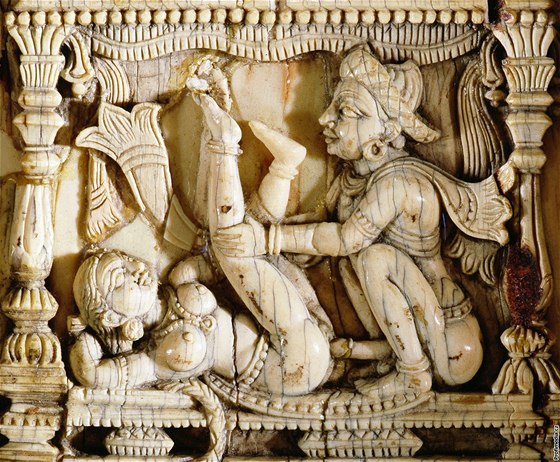 Výjev jedné z milostných poloh indické Kámasútry zhotovený ze slonoviny