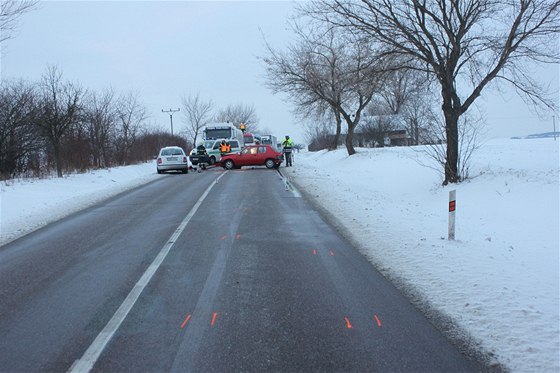 Srážka dvou aut s chodcem u obce Kočí na Chrudimsku
