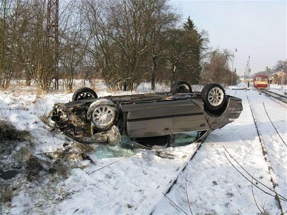 Sráka auta s motorovým osobním vlakem v Kostelci nad Orlicí