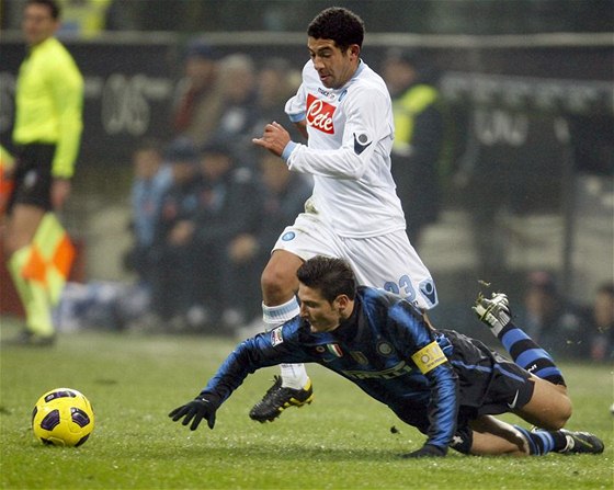 Stedopola Neapole Guevara Gargano bojuje o mí obráncem Interu Milán Javierem Zanettim (dole). 