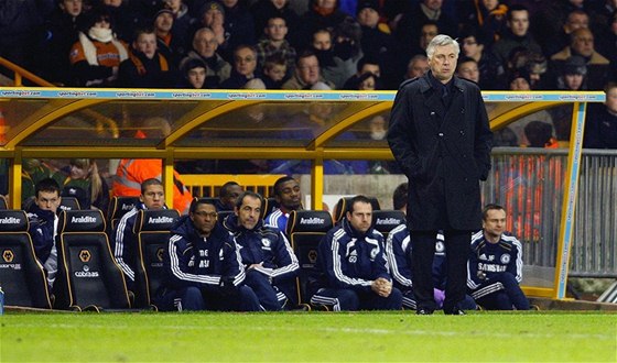 BEZNADJ Trenér Chelsea Carlo Ancelotti sleduje dalí z nepovedených zápas svého týmu, tentokrát ve Wolverhamptonu.