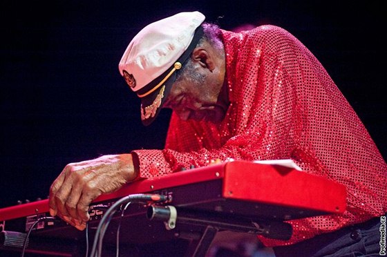 Chuck Berry se pi novoroním koncert v Chicagu zhroutil z vyerpání