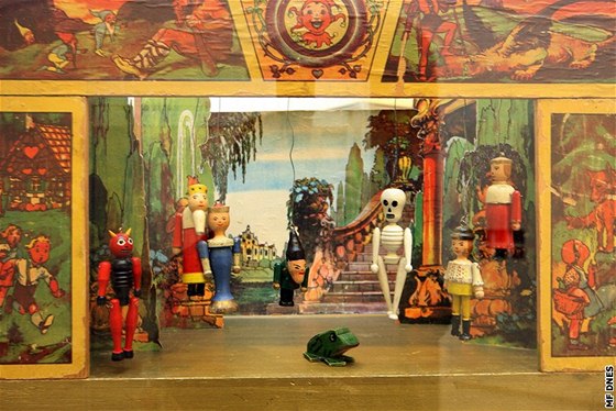 Expozice výstavy historických hraček v libereckém Severočeském muzeu.