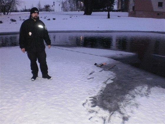 Stráník stojí u místa nehody, kde chlapec spadl do ledové vody.