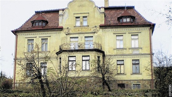 O vilu Elika z roku 1911 v Husinci u Prachatic vede Jií Bárta spor se svojí dcerou a jejím pítelem.
