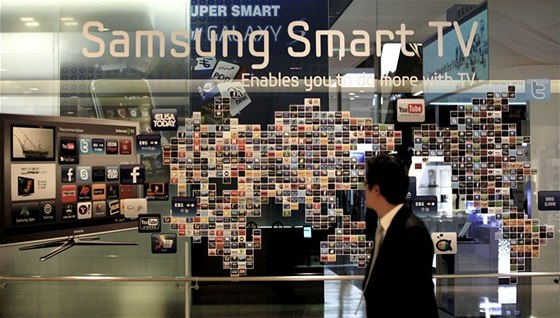 Mu prochází kolem reklamní výlohy sídla spolenosti Samsung Electronics v Soulu.