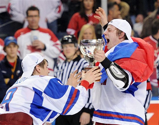 Rutí hokejoví junioi Vladimir Tarasenko (vpravo) a Dmitrij Orlov s pohárem pro mistry svta. Oslavují finálovou výhru nad Kanadou.