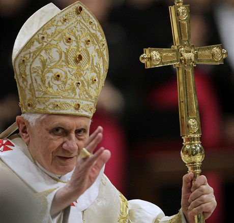 Pape Benedikt XVI. bhem modlitby ve Svatopetrsk bazilice.